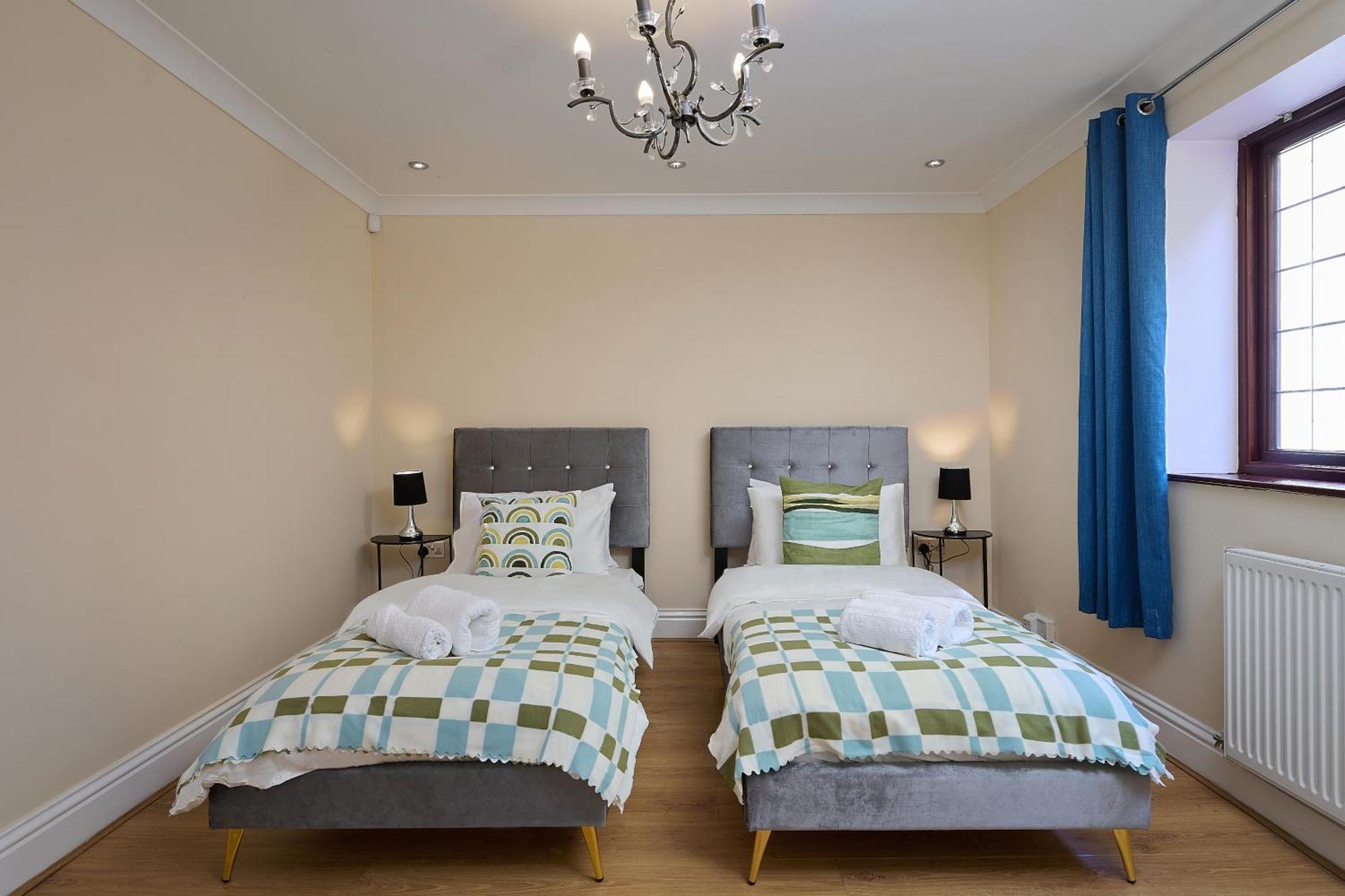 Spacious Home For Large Families And Contractors Wolverhampton Extérieur photo