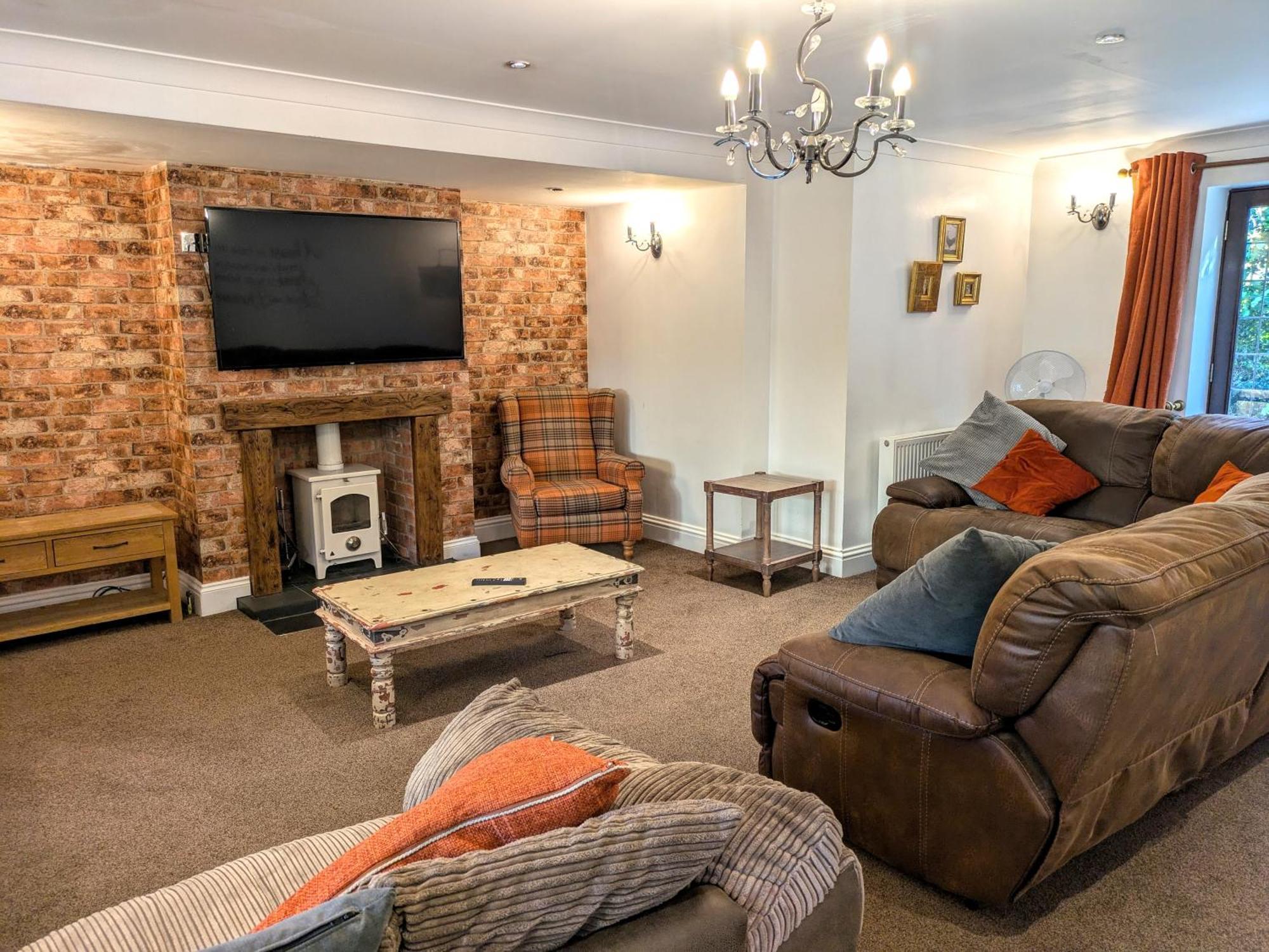 Spacious Home For Large Families And Contractors Wolverhampton Extérieur photo