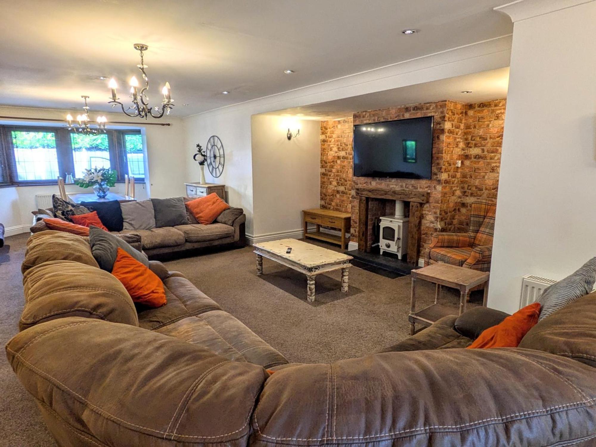 Spacious Home For Large Families And Contractors Wolverhampton Extérieur photo